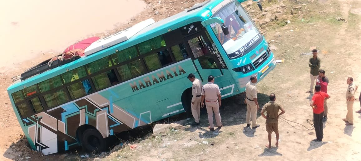 KORBA BREAK:बस गड्ढे में लुढ़की,फंसे पर्यटक