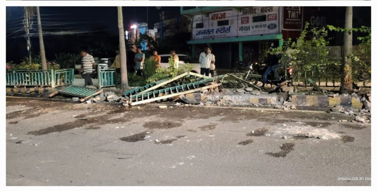 KORBA:एक कार ने डिवाइडर उखाड़ा,दूसरी को ट्रेलर ने नहर में गिराया
