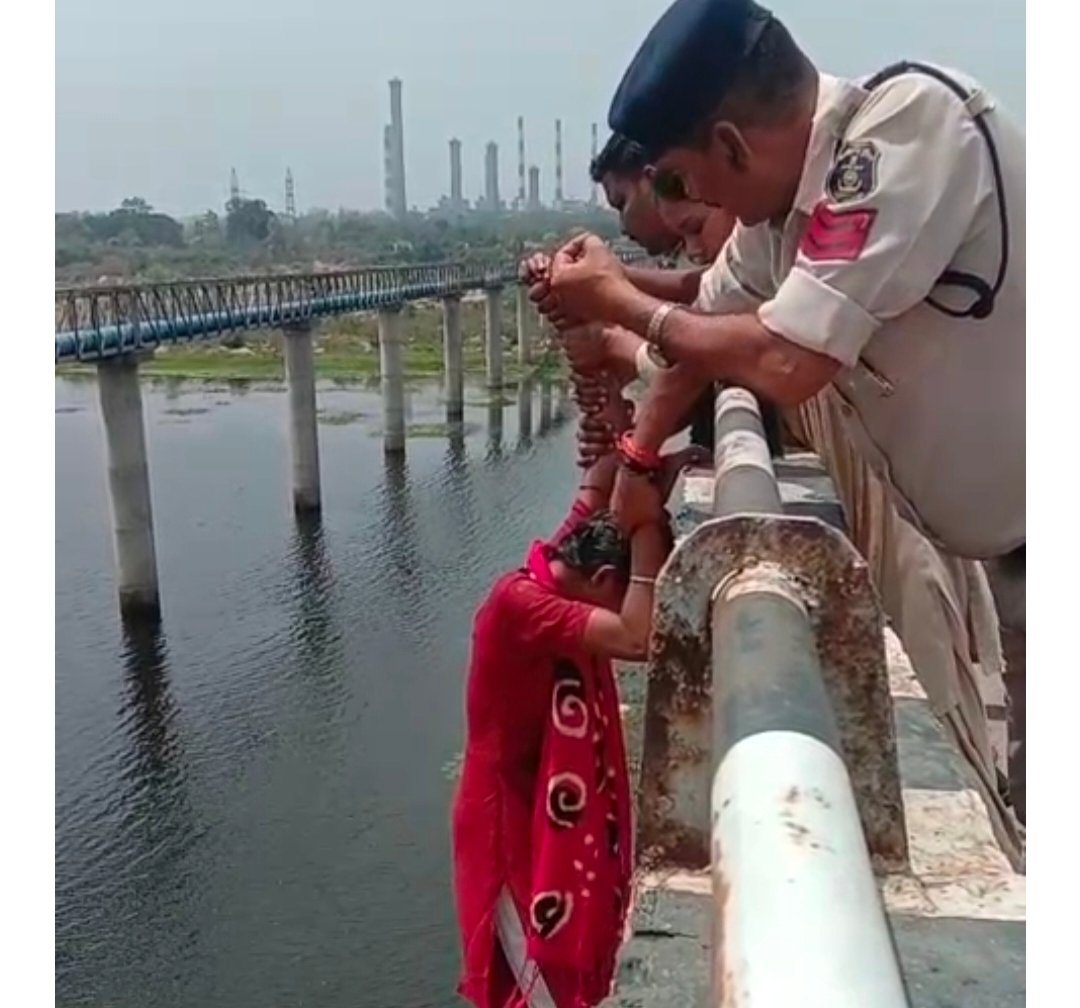 क्विक एक्शन ने बचाई युवती की जान,पुल से कूद चुकी थी,लपककर पकड़ा हाथ