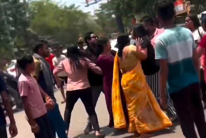 KORBA:अप्पू गार्डन के सामने भिड़ी महिलाएं,कार का कांच तोड़ा,video वायरल