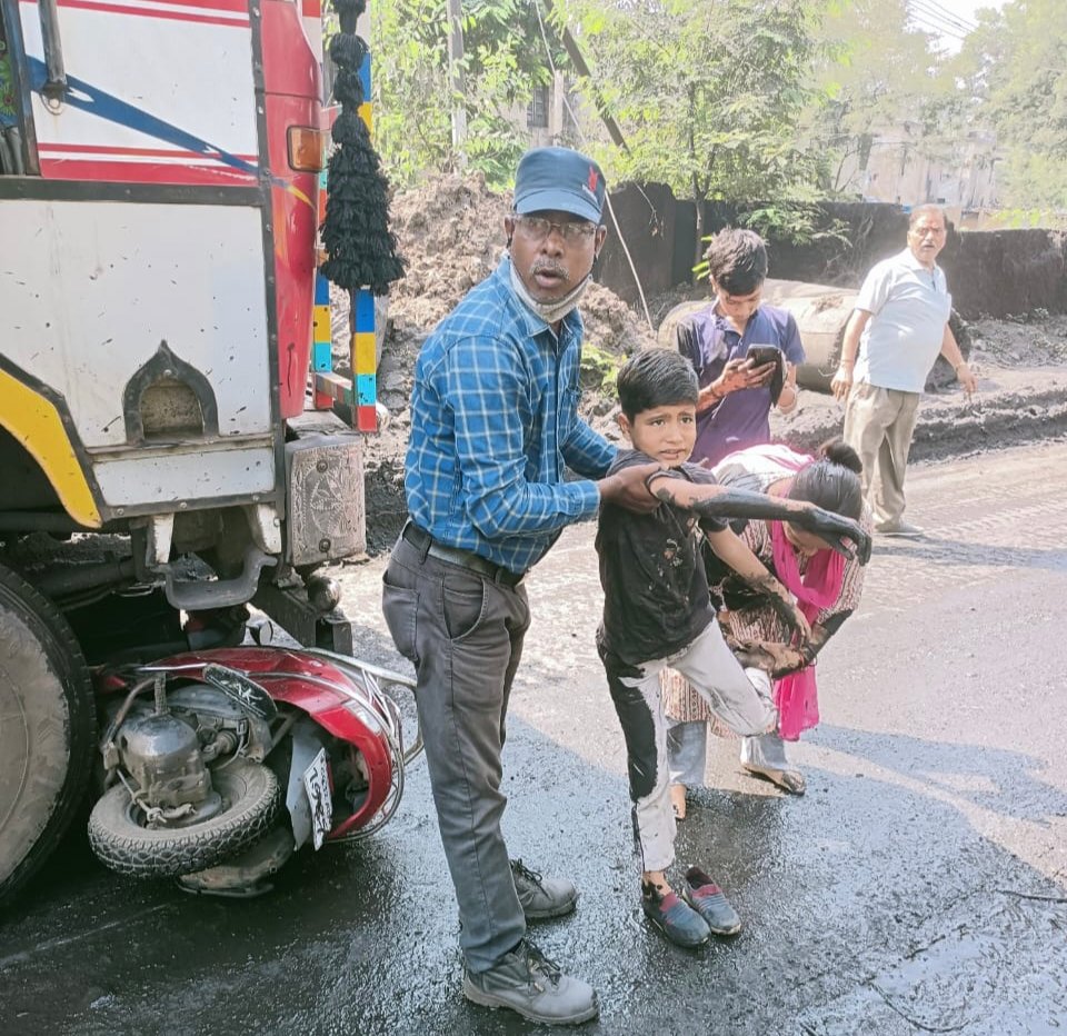 KORBA:ट्रक में फंसी स्कूटी,माँ और 2 बेटे बाल-बाल बचे
