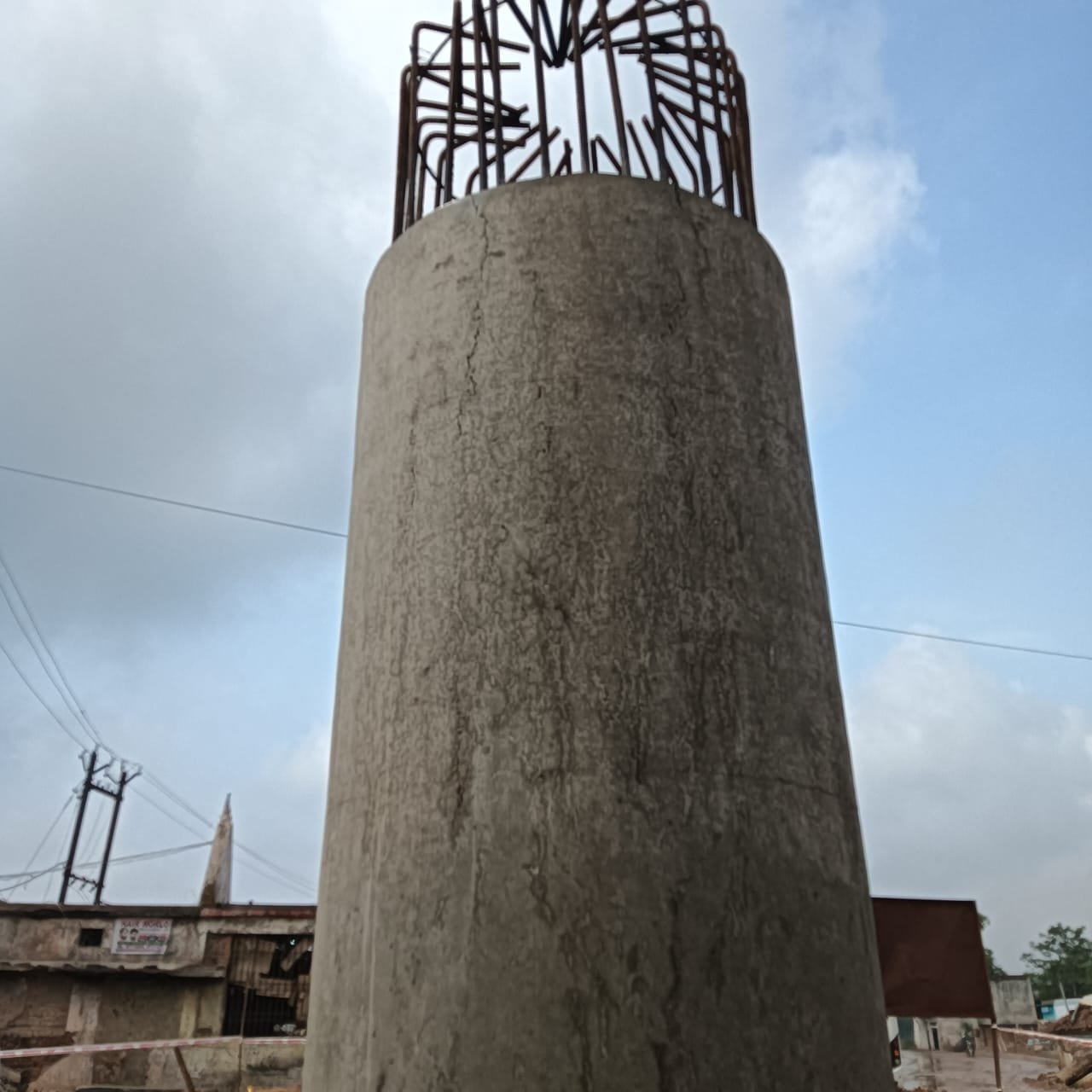 KORBA:निर्माणाधीन पिलर में क्रेक,वर्टिकल क्रेक से गुणवत्ता पर सवाल,हादसे की आशंका बढ़ी