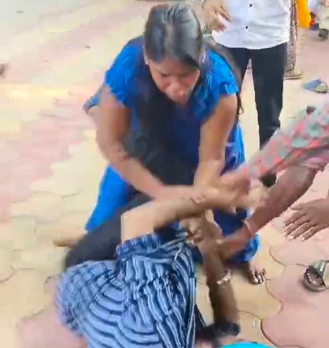 KORBA:पुलिस चौकी में मचा गदर,महिला ने दौड़ा-दौड़ाकर मारा,खुद पर पेट्रोल उड़ेला