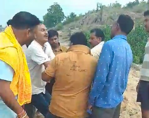 KORBA:रेत का विवाद, कांग्रेस नेता ने भाजपा नेता के साथ की धक्का-मुक्की व गाली-गलौच,कहा- अभी मेरी दादागीरी देखी कहां है…video