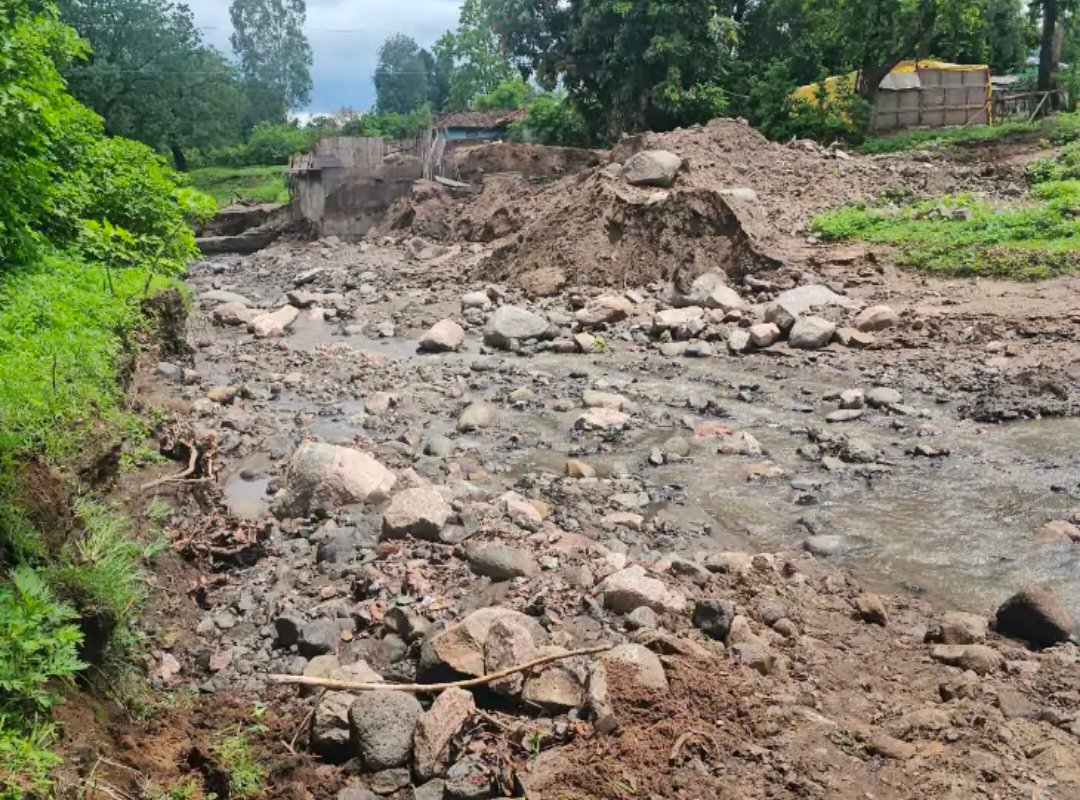 बारिश में बह गई सड़क,CG-MP रूट बन्द