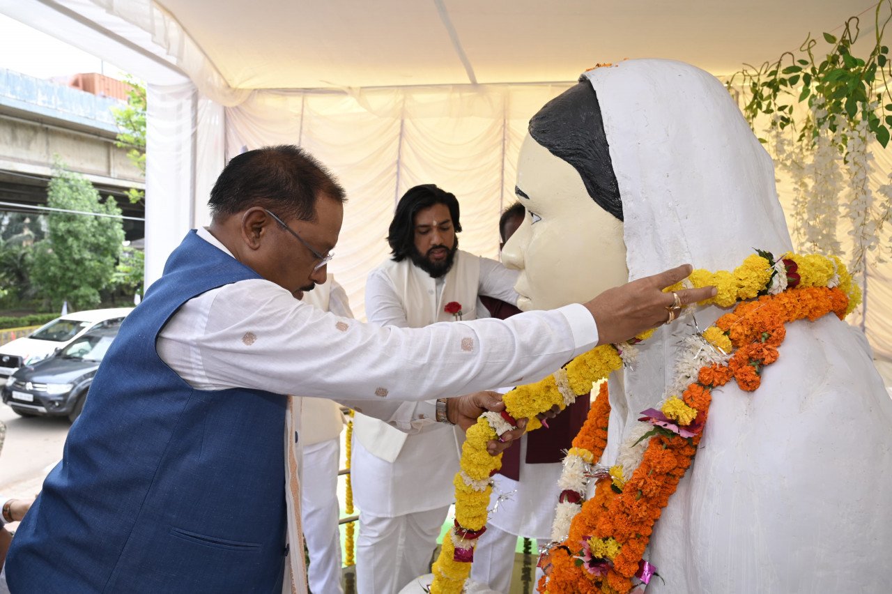 मुख्यमंत्री विष्णु देव साय ने ममतामयी मिनीमाता की पुण्यतिथि पर उनकी प्रतिमा पर माल्यार्पण कर श्रद्धांजलि अर्पित की