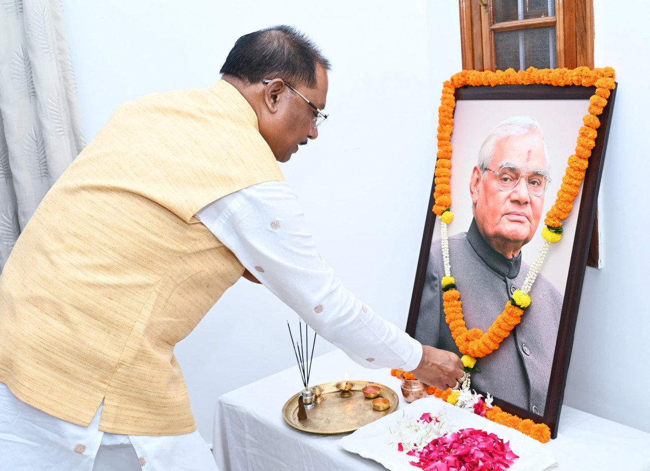 मुख्यमंत्री ने पूर्व प्रधानमंत्री भारत रत्न स्वर्गीय अटल बिहारी वाजपेयी की पुण्यतिथि पर उन्हें नमन किया