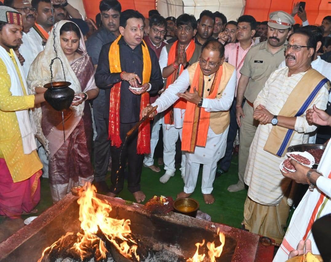 मुख्यमंत्री विष्णुदेव साय रूद्रामहाभिषेक में शामिल हुए