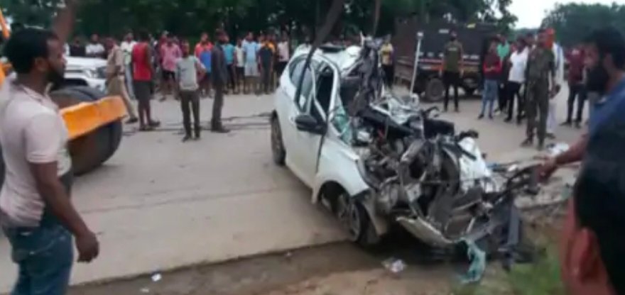 तेज रफ्तार कार ट्रक से भिड़ी,दूर तक घसीटा,3 लोगों की दर्दनाक मौत