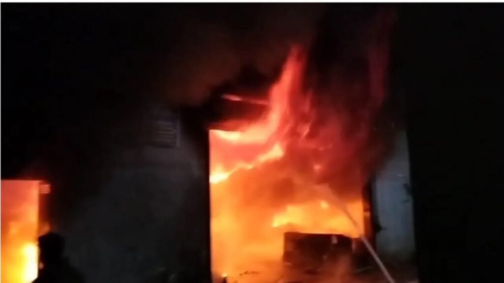 आधी रात लगी आग से हड़कंप’ गजमोहिनी अपार्टमेंट में बड़ा हादसा टला