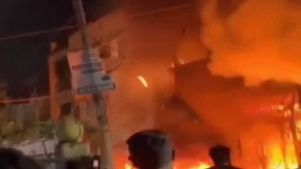 BREAKING : चार्जिंग के दौरान हादसा’ आग में फंसे बिजनेसमैन सहित 7 लोगों की जान गई